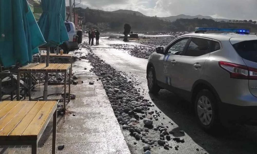 Σοβαρά προβλήματα στη Μάνη - Η θάλασσα βγήκε στη στεριά
